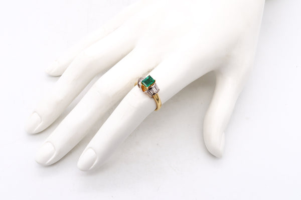 *Modern engagement ring in 14 kt yellow gold with 1.15 Cts in Colombian emerald & diamonds