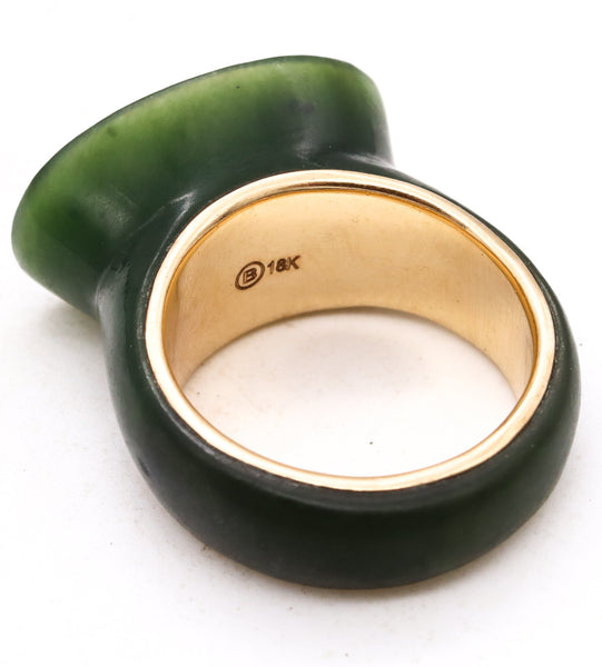 *Artistic cocktail ring in 18 kt yellow gold with green nephrite jade and 7.5 mm white pearl