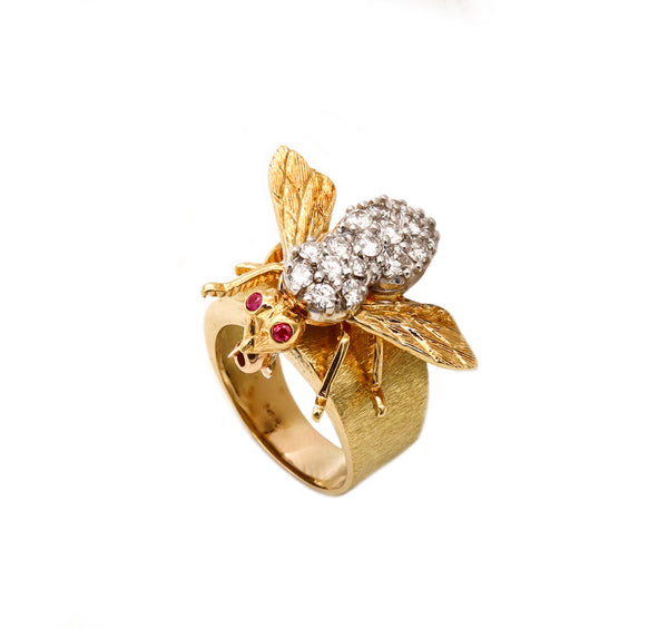 *Mid-century 1960  convertible ring-brooch of a Bee in 18 kt gold with 1.04 Cts in VS diamonds and rubies