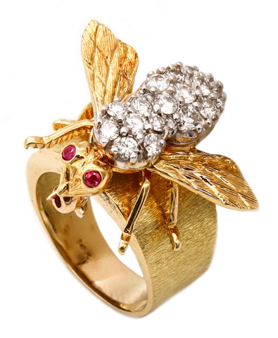 *Mid-century 1960  convertible ring-brooch of a Bee in 18 kt gold with 1.04 Cts in VS diamonds and rubies