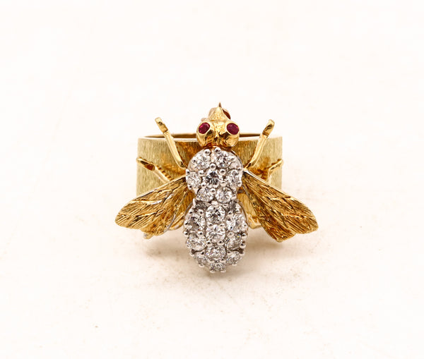 *Mid-century 1960  convertible ring-brooch of a Bee in 18 kt gold with 1.04 Cts in VS diamonds and rubies
