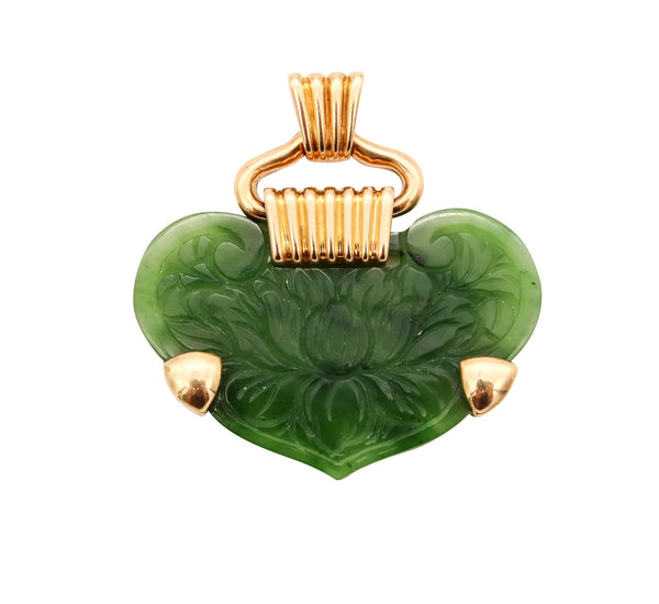 *Fred of Paris 1970 Chinoiserie pendant in 18 kt yellow gold with carved Nephrite green jade