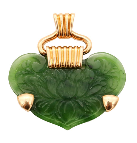 *Fred of Paris 1970 Chinoiserie pendant in 18 kt yellow gold with carved Nephrite green jade