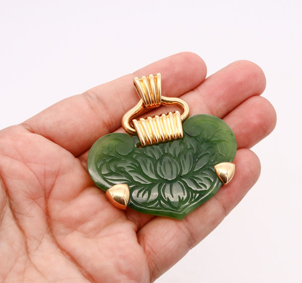 *Fred of Paris 1970 Chinoiserie pendant in 18 kt yellow gold with carved Nephrite green jade