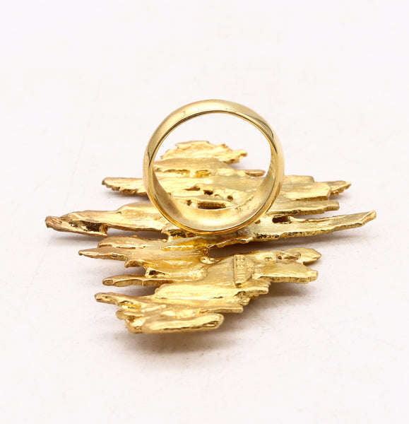 *Ed Wiener 1970 New York Japonisme sculptural ring in textured 18 kt yellow gold