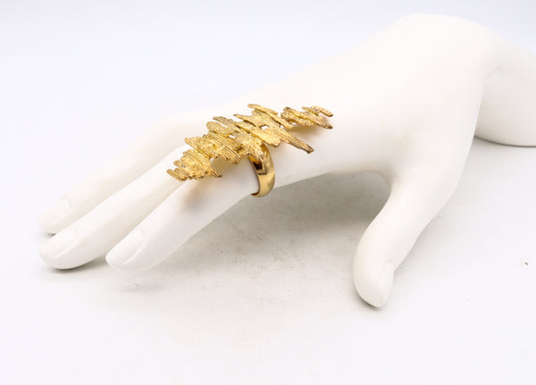*Ed Wiener 1970 New York Japonisme sculptural ring in textured 18 kt yellow gold
