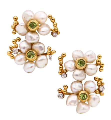 *Italian modern cluster earrings in 18 kt yellow gold with 1.10 Cts in peridot diamonds and pearls