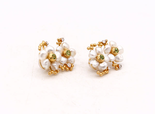 *Italian modern cluster earrings in 18 kt yellow gold with 1.10 Cts in peridot diamonds and pearls