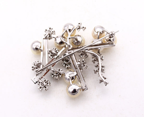 *Modernist geometric retro brooch in 18 kt white gold with 1.98 Cts in Diamonds and Akoya pearls