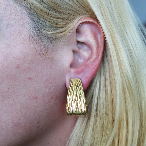 -Wander France 1960 Textured Rectangular Clips On Earrings In 18Kt Yellow Gold