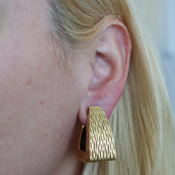 -Wander France 1960 Textured Rectangular Clips On Earrings In 18Kt Yellow Gold