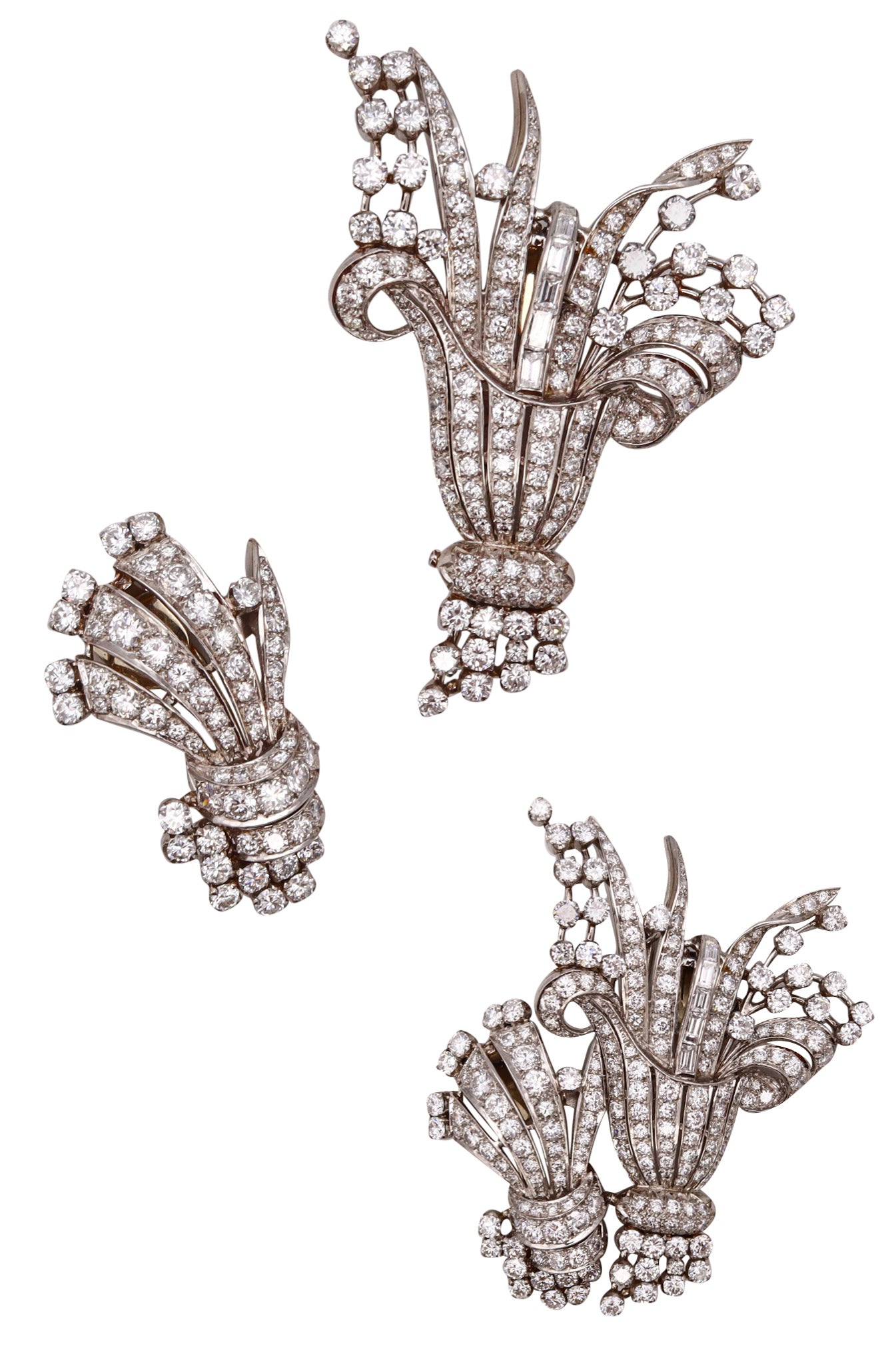 Platinum 1930 Art Deco Convertible Clips Brooch With 16.12 Cts In Mixed Diamonds