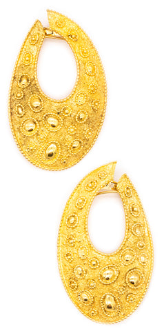 VAN CLEEF & ARPELS 1960 PARIS ELLIPTICAL CREOLE TEXTURED EARRINGS IN 18 KT GOLD