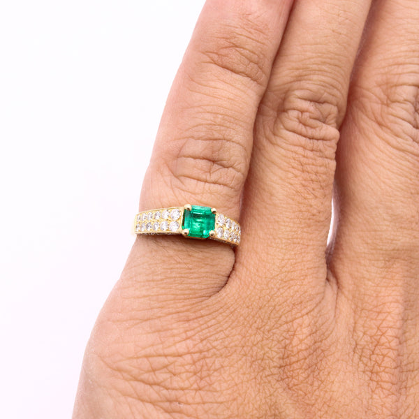 *Cartier Gem set ring in 18 kt yellow gold with 1.67 Cts in diamonds and Colombian Emerald