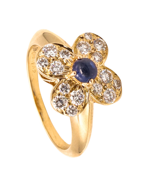 *Van Cleef & Arpels Paris modern Trefle ring in 18 kt yellow gold with D VVS diamonds and sapphire