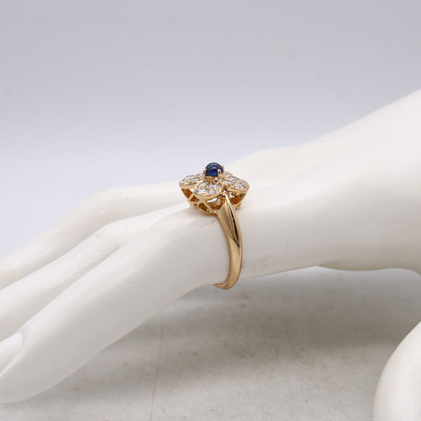 *Van Cleef & Arpels Paris modern Trefle ring in 18 kt yellow gold with D VVS diamonds and sapphire