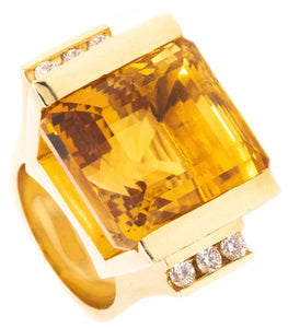 *Architectural 1970 bold cocktail ring in 18 kt yellow gold with 30.12 Cts in diamonds & citrine