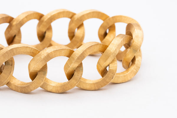 ITALIAN MID-CENTURY 1960 AREZZO TEXTURED OVAL LINKS BRACELET IN solid 18 KT YELLOW GOLD