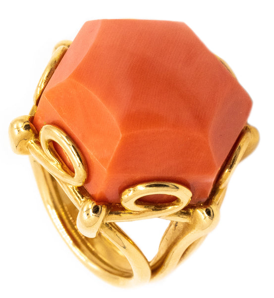 *Valentin Magro modern cocktail ring in 18 kt yellow gold with 24.5 cts Coral