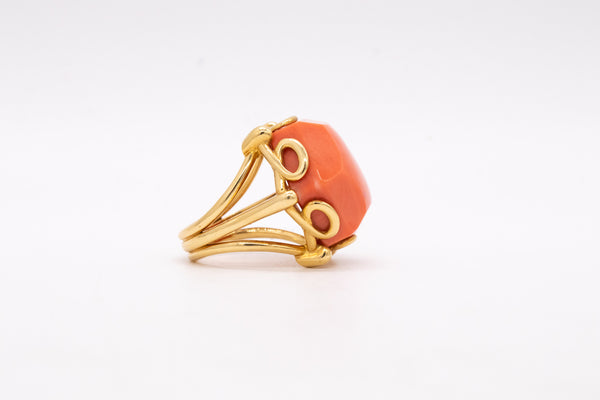 *Valentin Magro modern cocktail ring in 18 kt yellow gold with 24.5 cts Coral