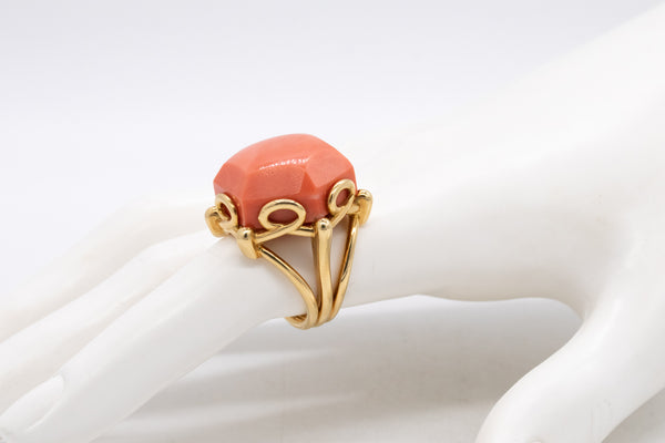 *Valentin Magro modern cocktail ring in 18 kt yellow gold with 24.5 cts Coral