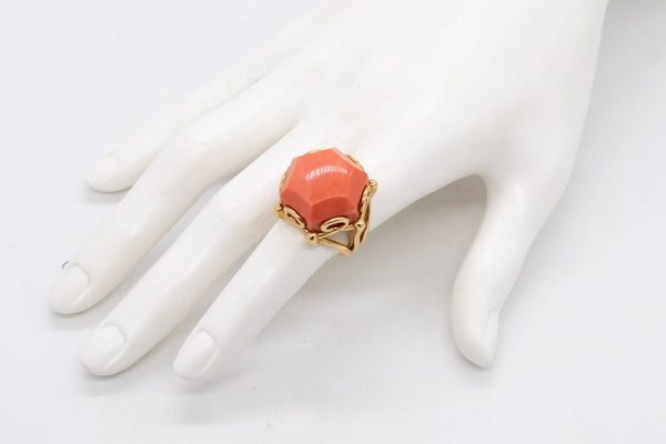 *Valentin Magro modern cocktail ring in 18 kt yellow gold with 24.5 cts Coral