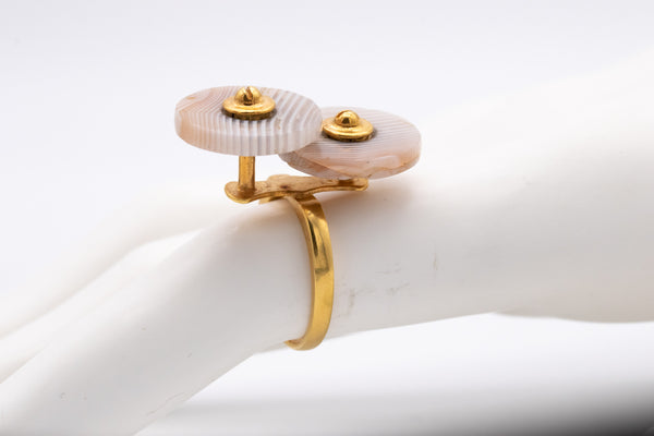 LIU FANG, HONG KONG, 18 KT KINETIC RING WITH ANCIENT AGATE CARVINGS