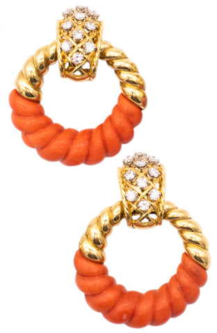 KUTCHINSKY LONDON 18 KT DOOR KNOCKER EARRINGS WITH CORAL AND 1.60 Ctw DIAMONDS