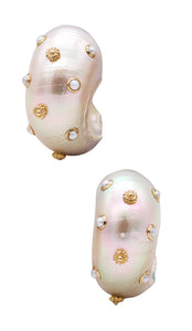 *Trianon Seaman Schepps Half Shells earrings in 14 kt yellow gold with round pearls