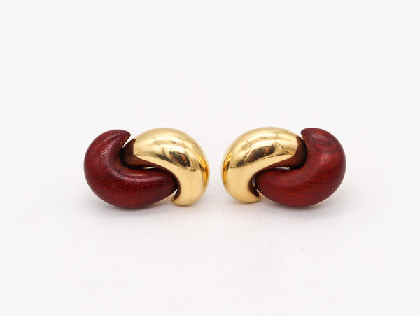 -Italian 1970 Modernist Clip Earrings In 18Kt Yellow Gold With Rose Wood