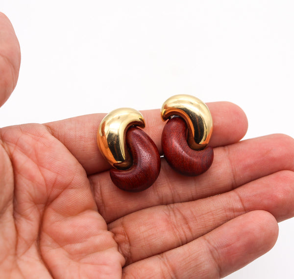 -Italian 1970 Modernist Clip Earrings In 18Kt Yellow Gold With Rose Wood