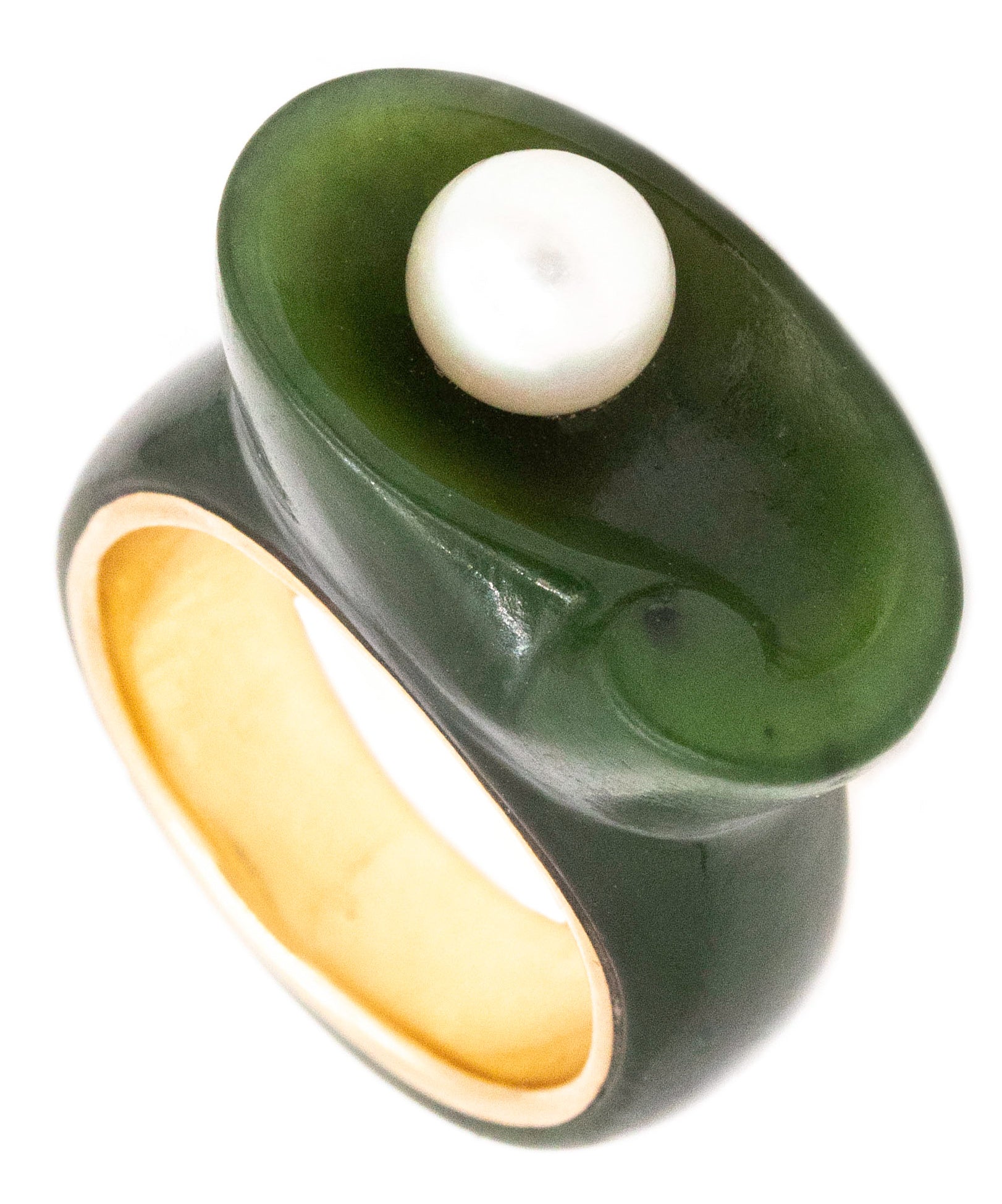 *Artistic cocktail ring in 18 kt yellow gold with green nephrite jade and 7.5 mm white pearl