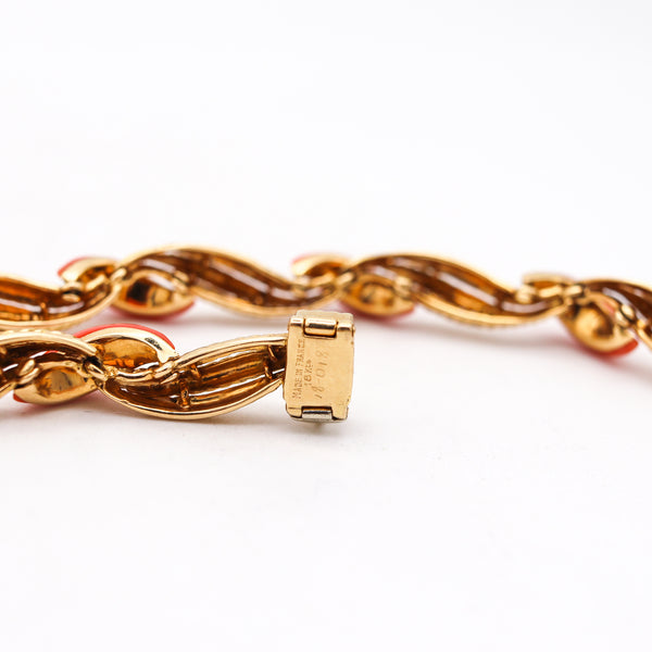 French 1970 Fluted Coral Necklace In 18Kt Yellow Gold With 1.82 Cts In VS Diamonds