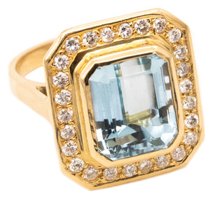 MODERN COCKTAIL RING IN 18 KT YELLOW GOLD WITH 8.62 Cts IN DIAMONDS & AQUAMARINE