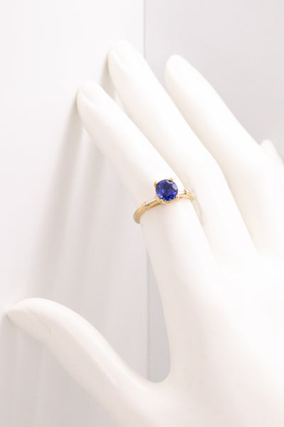 ROUND SAPPHIRE SOLITAIRE 14 KT RING WITH BAGUETTES
