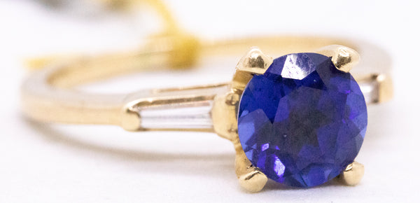 ROUND SAPPHIRE SOLITAIRE 14 KT RING WITH BAGUETTES