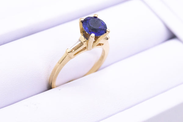 ROUND SAPPHIRE SOLITAIRE 14 KT RING WITH BAGUETTES