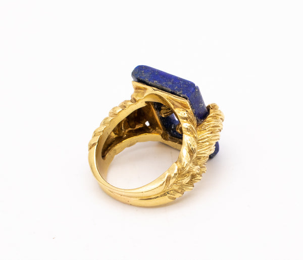 MID CENTURY 1960'S RETRO RING IN TEXTURED 18 KT GOLD WITH LAPIS LAZULI