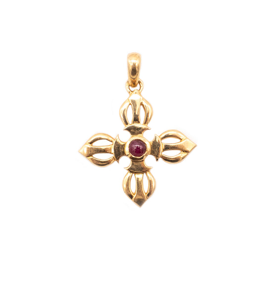 *Chaumet Paris 18 kt yellow gold cross pendant with cabochon round ruby