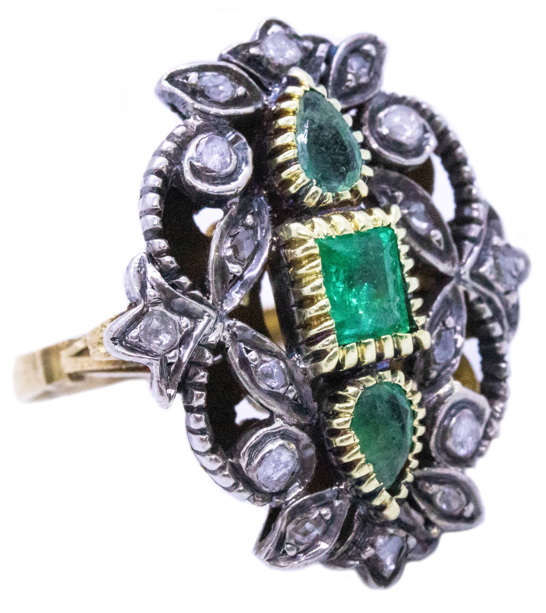 AUSTRO-HUNGARIAN ANTIQUE 18 KT GOLD RING WITH 2.10 Ctw EMERALD & DIAMONDS