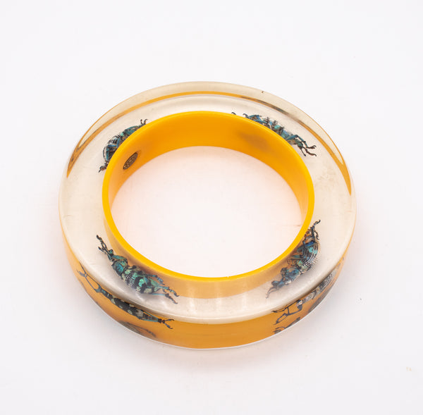 DESIGNER'S 1970'S YELLOW LUCITE BRACELET BANGLE WITH NATURAL SCARAB BEETLES