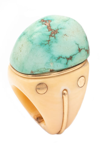 MODERNIST 1970'S OVERSIZED RING WITH 18 KT GOLD 116 Ctw TURQUOISE AND CARVING