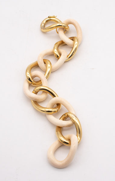 FRENCH 1970 MODERNIST LINKS BRACELET IN 18 KT YELLOW GOLD WITH CARVED PIECES