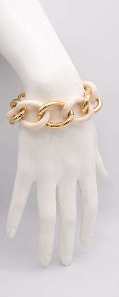 FRENCH 1970 MODERNIST LINKS BRACELET IN 18 KT YELLOW GOLD WITH CARVED PIECES