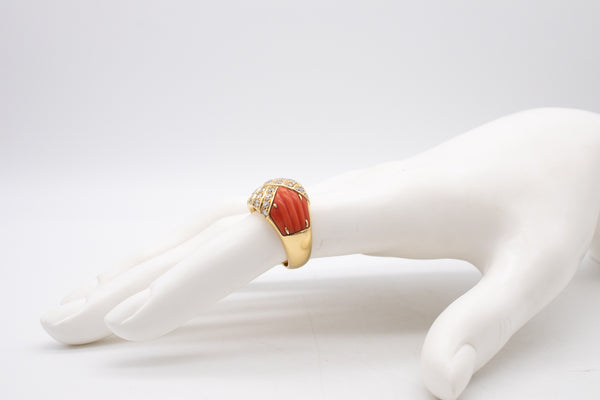 *Van Cleef & Arpels 1970 cocktail ring in 18 kt yellow gold with coral and 1.28 Ctw in VS diamonds