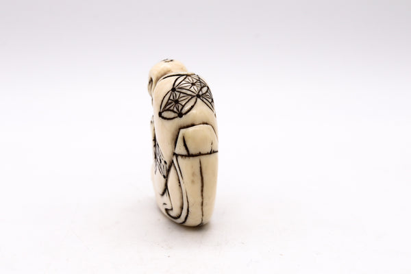 JAPAN 1900'S MEIJI PERIOD CARVED NETSUKE OF A SEATED OLD MONK WITH A BASKET