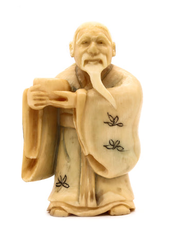JAPAN 1900'S MEIJI PERIOD CARVED NETSUKE OF A STANDING OLD MAN WITH VESSEL