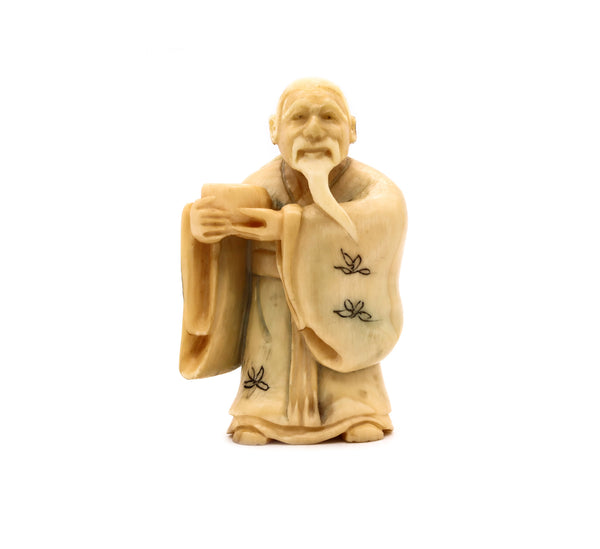 JAPAN 1900'S MEIJI PERIOD CARVED NETSUKE OF A STANDING OLD MAN WITH VESSEL