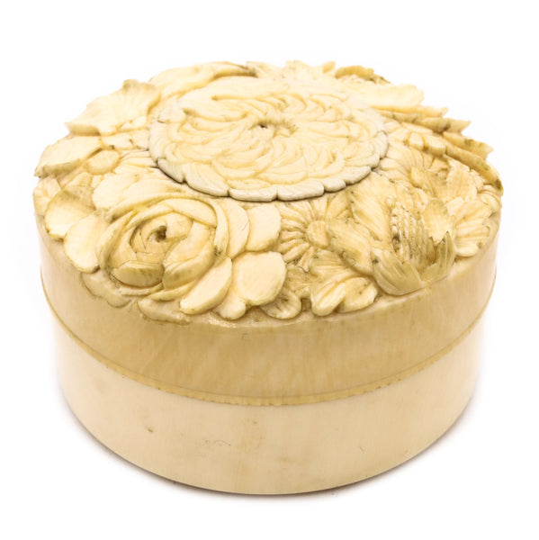 JAPAN 1900 MEIJI PERIOD CARVED ROUND BOX WITH IMPERIAL CHRYSANTHEMUM FLOWER