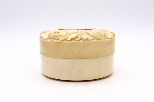 JAPAN 1900 MEIJI PERIOD CARVED ROUND BOX WITH IMPERIAL CHRYSANTHEMUM FLOWER